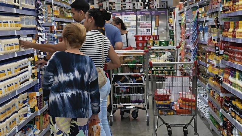 O impacto do aumento dos preços na vida espiritual e financeira das famílias nos EUA.
