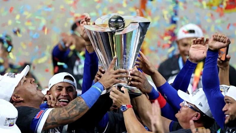 Seleção venezuelana celebra vitória no World Baseball Classic após derrotar os EUA.