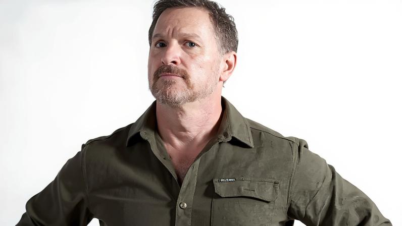Tim Hawkins apresenta seu especial de comédia 'Fist Bump' sobre fé e humor familiar.