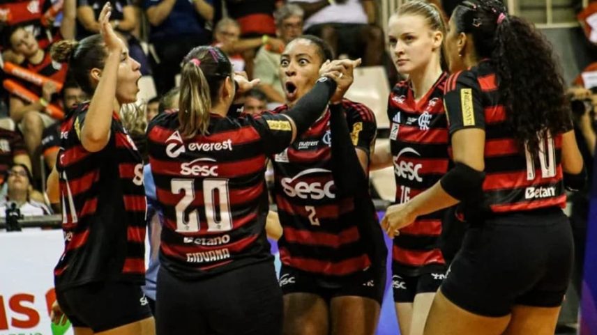 Jogadoras do Flamengo comemoram ponto na vitória sobre o Mackenzie (Foto: Julliana Nascimento/CRF)