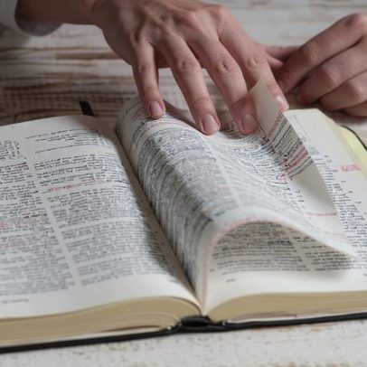 Aprenda a estudar a Bíblia em casa sem seminário