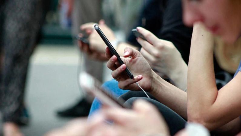 Reflexão sobre como redes sociais influenciam o narcisismo e a percepção de valor pessoal.