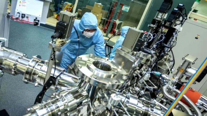 Fotografia do Laboratório limpo da CSIRO para engenharia de protótipos de baterias quânticas.