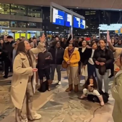 Multidão em estação de trem na Holanda faz louvor a Jesus