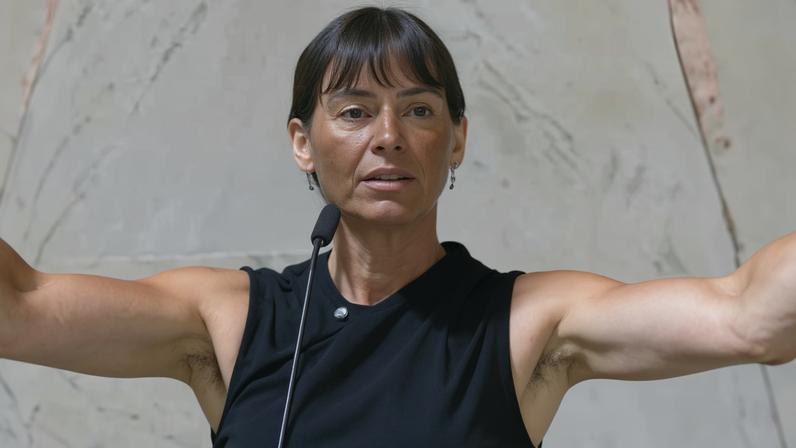 18.mar.2026 - Fabiana Bolsonaro (PL) faz 'blackface' no plenário da Alesp