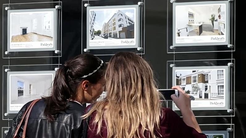 About 1.8m fixed-rate mortgage deals are due to end in 2026, and experts advise locking into new deals now.