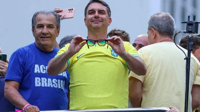 1º.mar.2026 - O senador Flávio Bolsonaro (PL-RJ) e o pastor Silas Malafaia participam da manifestação "Acorda, Brasil", na avenida Paulista