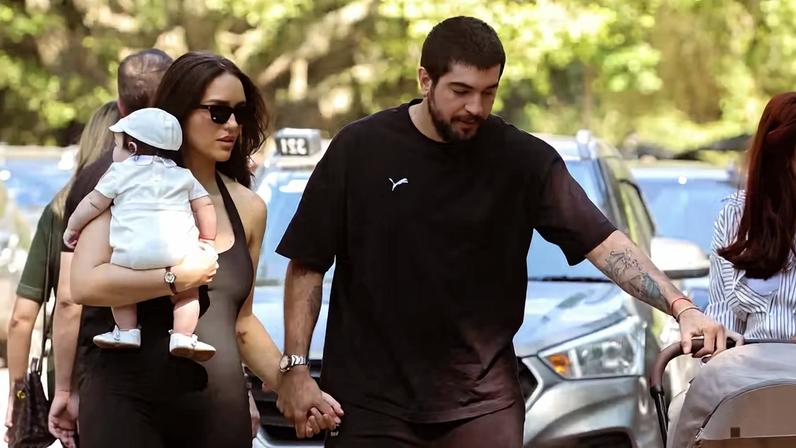 Rafa Kalimann e Nattan vão a restaurante com a filha Zuza, de dois meses