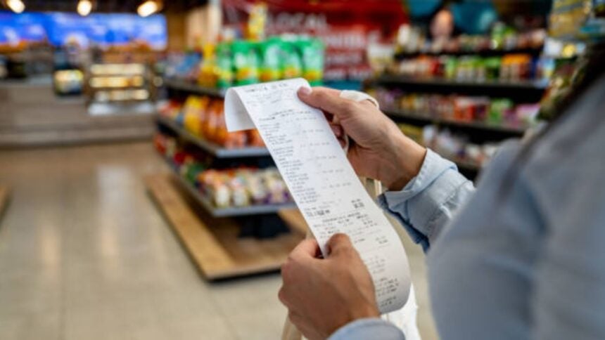 Pessoa com uma nota fiscal
