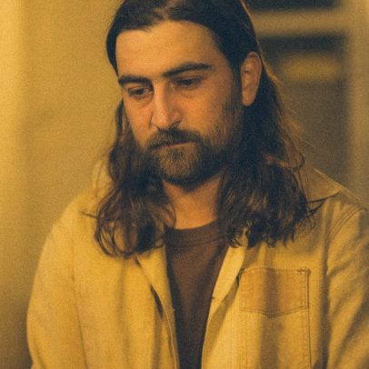 Noah Kahan analisa peso da fama na faixa Porch Light