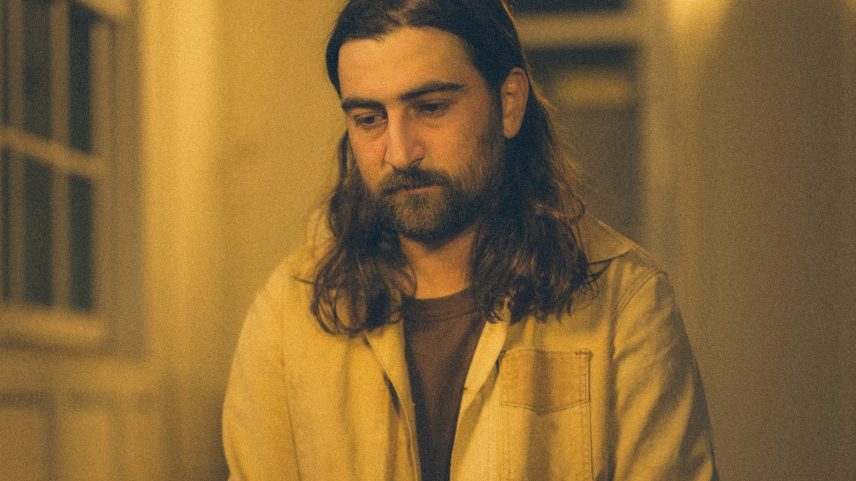 Noah Kahan analisa peso da fama na faixa Porch Light