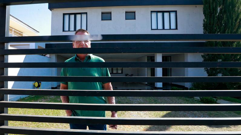 O ex-presidente da República, Jair Messias Bolsonaro (PL), fez uma aparição de cerca de 20 minutos no quintal da casa onde ele cumpria prisão domiciliar em 9 de setembro de 2025 — Foto: Wilton Junior/Estadão Conteúdo