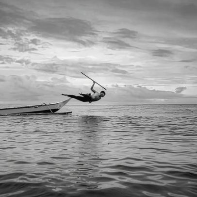 Easelyn Pineda mostra foto de celular e alívio por não cair no mar