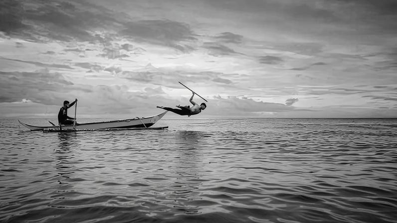 Easelyn Pineda mostra foto de celular e alívio por não cair no mar