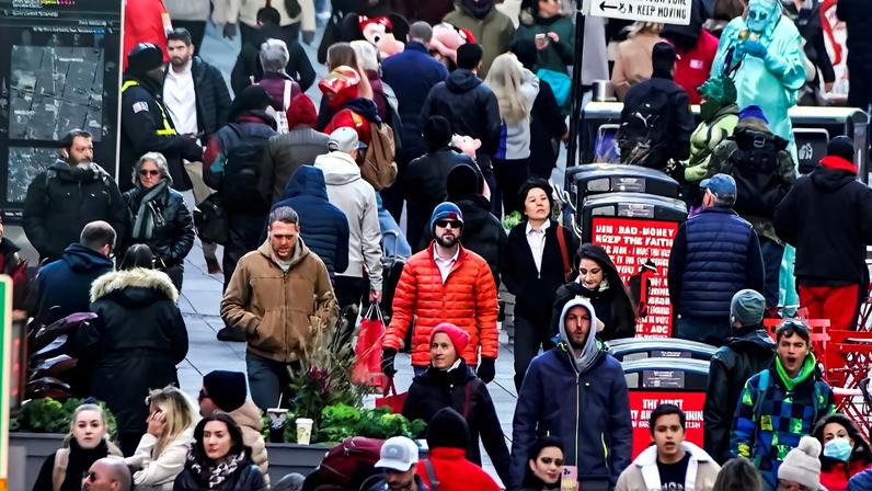 Pessoas caminham pela Times Square em Nova York