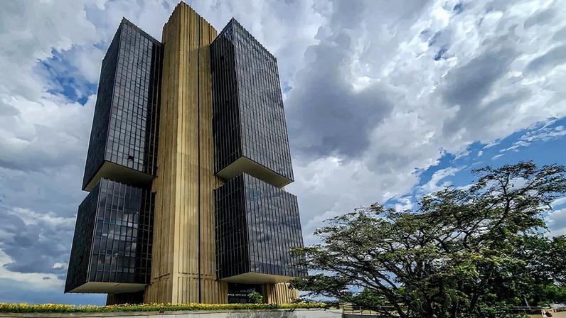 Sob pressão cambial, o BC eleva a Selic Over, o custo de rolagem da dívida aumenta, o espaço fiscal se comprime e o investimento cai – Imagem: Rafa Neddermeyer/Agência Brasil