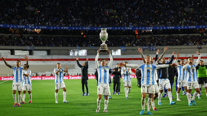 Jogadores da Argentina desfilam com a taça da Copa América no Monumental de Núñez — Foto: Agustin Marcarian / Reuters