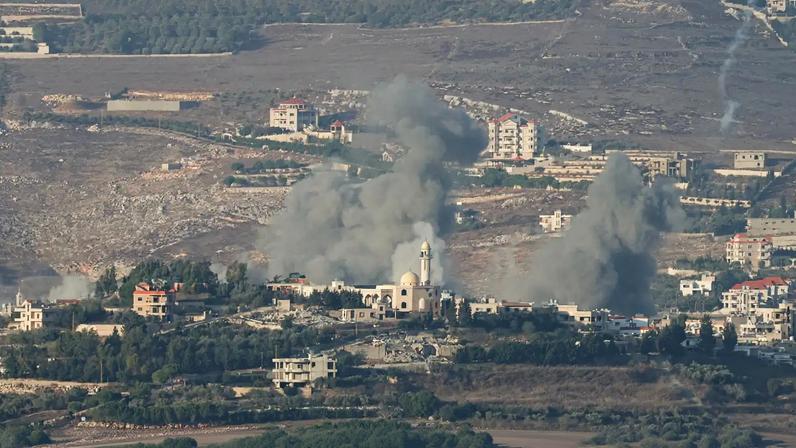 Fumaça emerge após ataque israelense no sul do Líbano 01/10/2024 Reuters/Jim Urquhart/Proibida reprodução