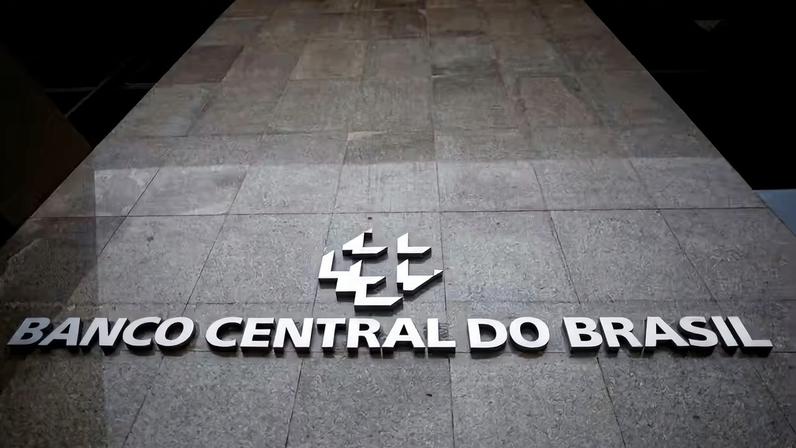 BC corta juros pela 1ª vez em quase dois anos, mas petróleo freia impulso