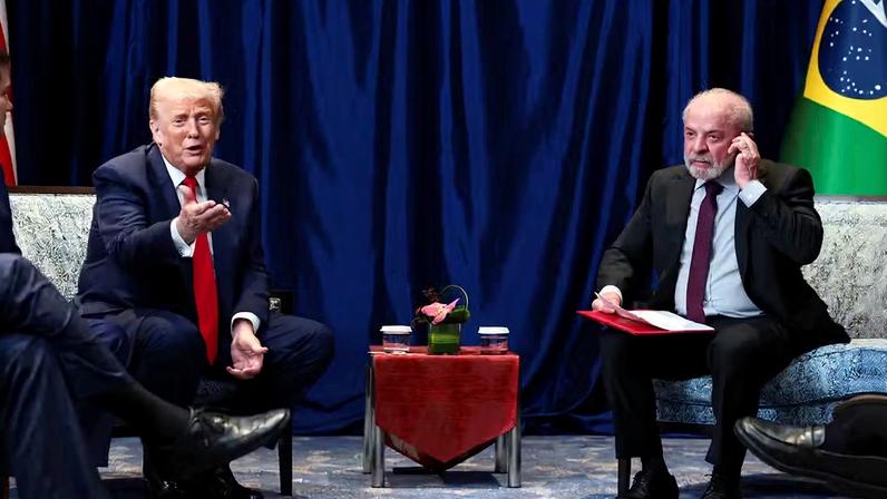 Os presidentes dos EUA, Donald Trump, e do Brasil, Luiz Inácio Lula da Silva (PT), falam a jornalistas antes de reunião em Kuala Lumpur. — Foto: Evelyn Hockstein/Reuters