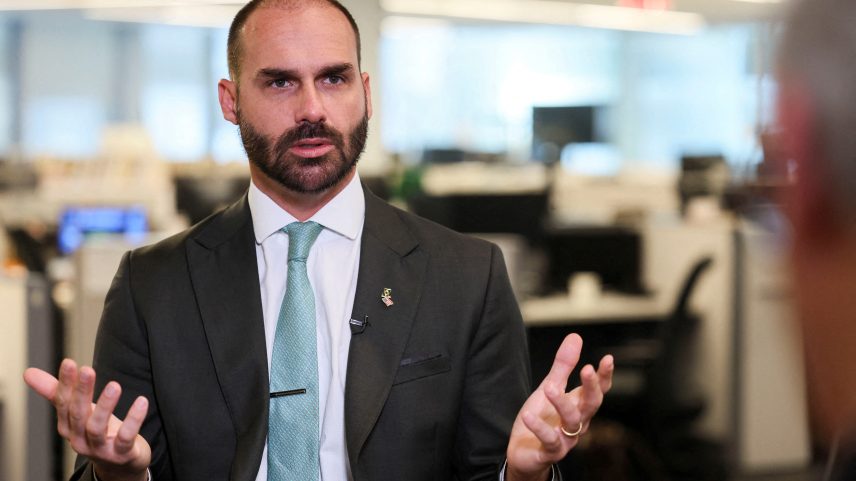 Foto de Arquivo: o deputado Eduardo Bolsonaro conversa com a Reuters sobre seus esforços para pressionar o Brasil a suspender o julgamento de seu pai, o ex-presidente brasileiro de direita Jair Bolsonaro, em Washington, D.C., EUA, em 14 de agosto de 2025 — Foto: REUTERS/Jessica Koscielniak/File Photo