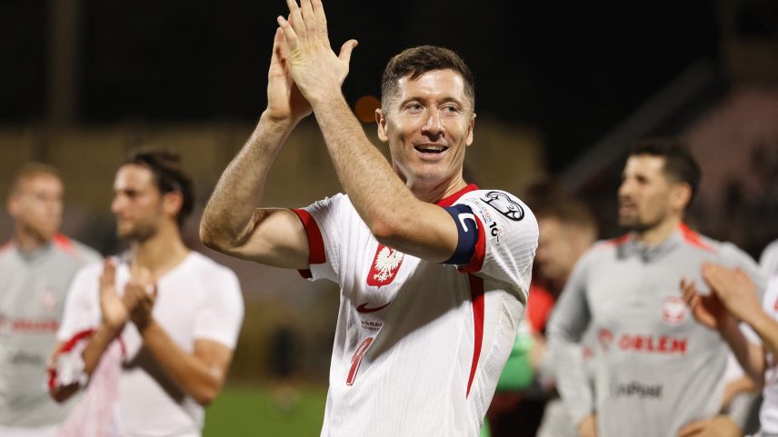 Robert Lewandowski comemora a vitória da Polônia sobre Malta nas Eliminatórias — Foto: REUTERS/Darrin Zammit Lupi