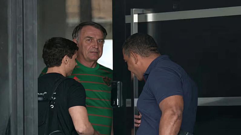 O ex-presidente do Brasil, Jair Bolsonaro, aparece na porta de sua casa, durante sua prisão domiciliar, em Brasília, Brasil, em 21 de novembro — Foto: Mateus Bonomi/Reuters