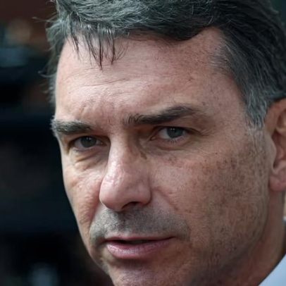 Flávio se reuniu com Moraes para reforçar pedido de prisão domiciliar de Bolsonaro