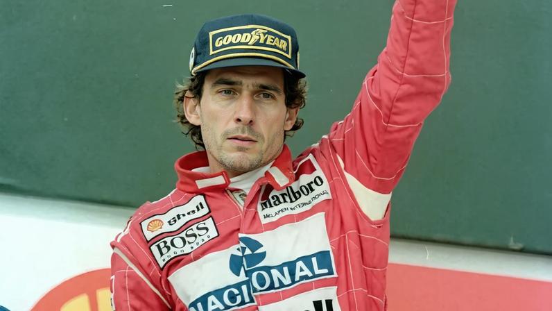 Ayrton Senna comemoria vitória na F1 1993 (Foto: Acervo/Gazeta Press)