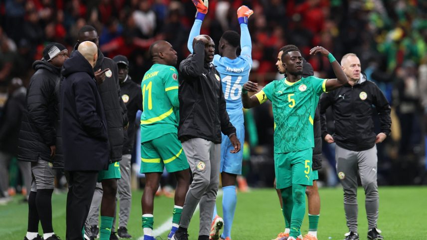 Senegal deixa o gramado no meio da final da Copa Africana — Foto: Reuters