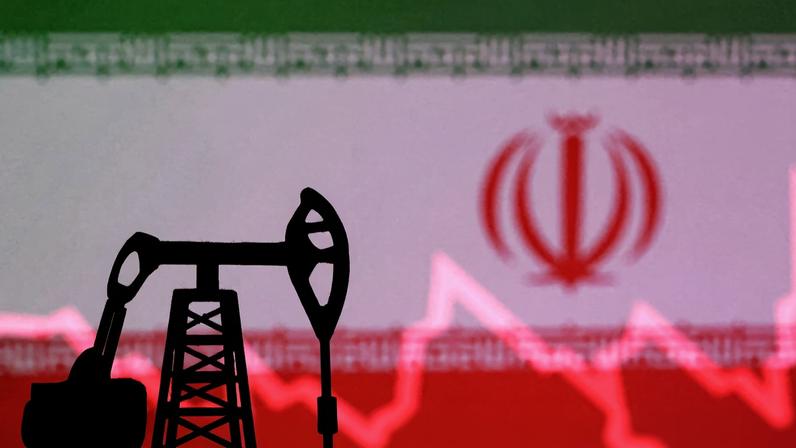 Bandeira do Irã com gráfico de ações e um modelo miniatura de bomba de petróleo em ilustração