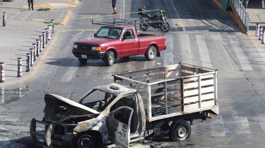 Carros usados em barricada do tráfico de drogas em Guadalajara, no México, após morte de líder de cartel — Foto: REUTERS/Michelle Freyria