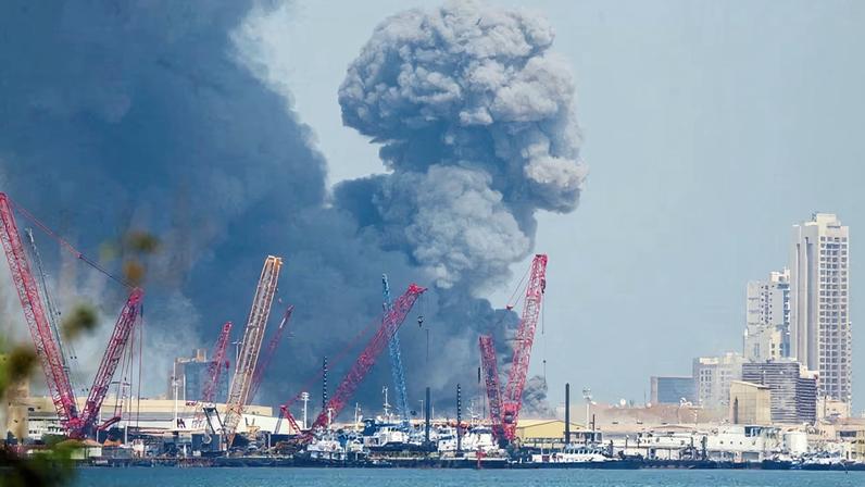 Fumaça sobe ao céu após explosões ouvidas em Manama, Bahrein, neste sábado (28), causada por um ataque do Irã