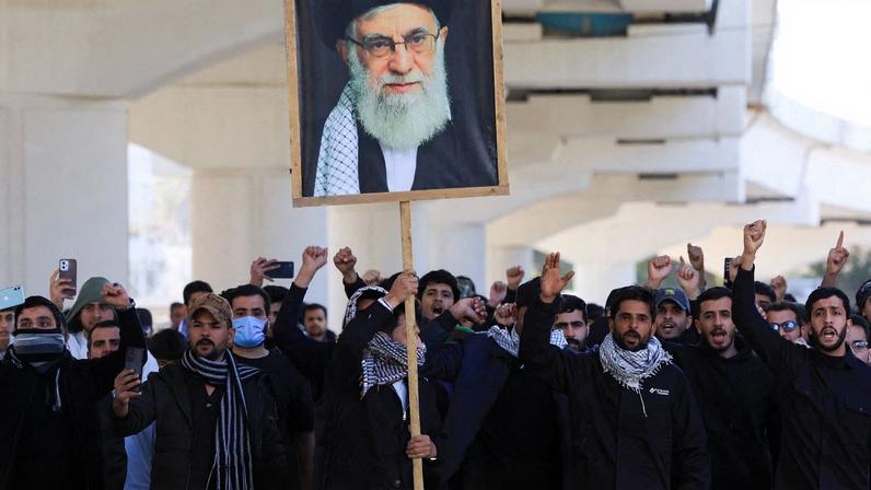 Protesters supporting Iraqi Shi'ite armed groups demonstrate near the entrance of the Green Zone after the killing of Iran's Supreme Leader Ayatollah Ali Khamenei, in Baghdad, Iraq, March 1, 2026. REUTERS/Thaier Al-Sudani REFILE - QUALITY REPEAT