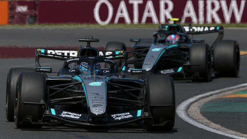 Carros da Mercedes no primeiro treino livre do GP da Austrália — Foto: Mark Peterson/Reuters
