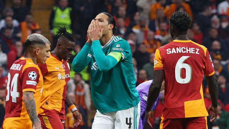 Van Dijk durante a derrota do Liverpool para o Galatasaray — Foto: Reuters