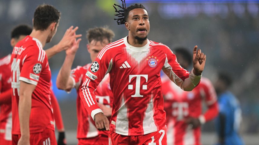 O francês Olise marcou duas vezes em Atalanta 1 x 6 Bayern de Munique — Foto: REUTERS/Daniele Mascolo