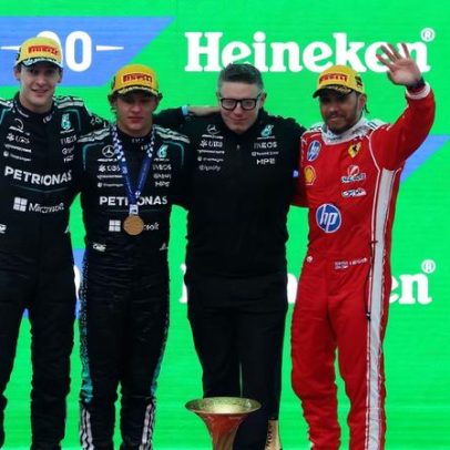 Chefe da Mercedes cita emoção rara em pódio com estrelas da equipe