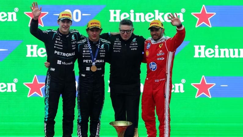 Os pilotos George Russell, Kimi Antonelli e Lewis Hamilton comemoram o pódio no GP da China de F1 junto do engenheiro de corrida da Mercedes, Peter Bonnington — Foto: Maxim Shemetov/Reuters