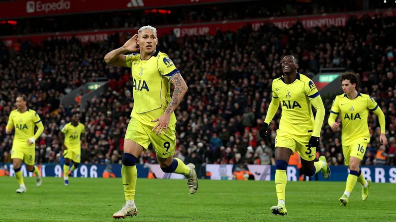 Richarlison marca no fim, e Tottenham arranca empate com o Liverpool