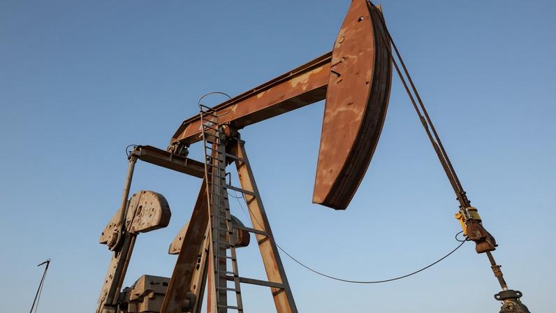 Os contratos futuros do Brent subiam US$ 6,08, ou 5,7%, a US$ 113,46 por barril