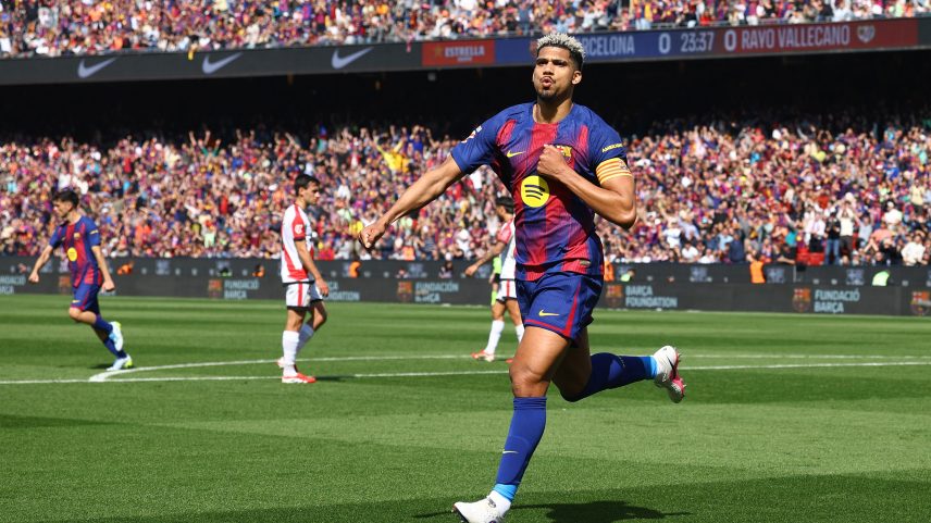 Yamal se irrita com Flick após substituição no Barcelona