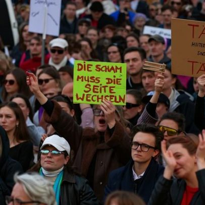 Manifestantes na Alemanha apoiam atriz vítima de deepfake