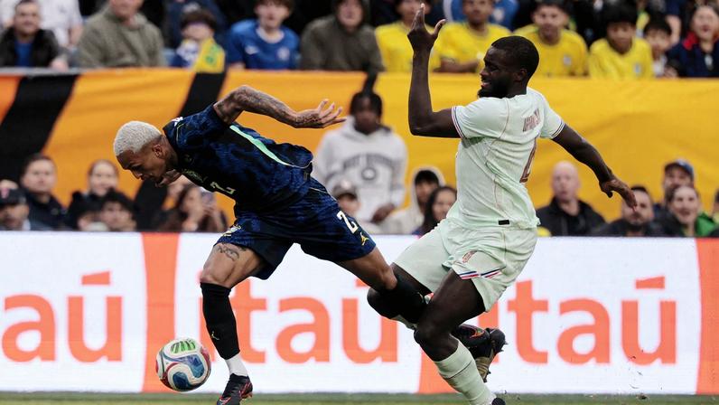 Upamecano é expulso após falta em Wesley em Brasil x França: lateral partia rumo ao gol — Foto: Brian Snyder/Reuters