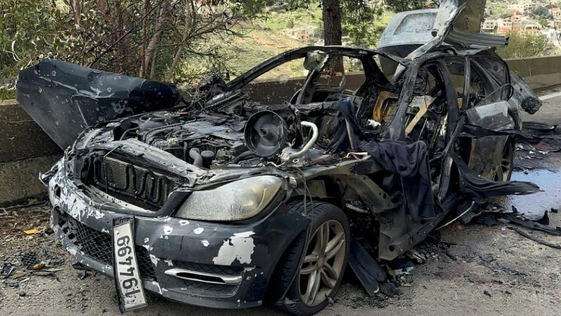 Líbano - 28.03.2026 - Carro destruído dos jornalistas libaneses Fatima Ftouni (repórter da Al Mayadeen), Mohammed Ftouni (cinegrafista) e Ali Shaib (repórter da Al Manar), mortos em um ataque israelense em Jezzine, no sul do Líbano. Foto REUTERS/Ali Hankir
