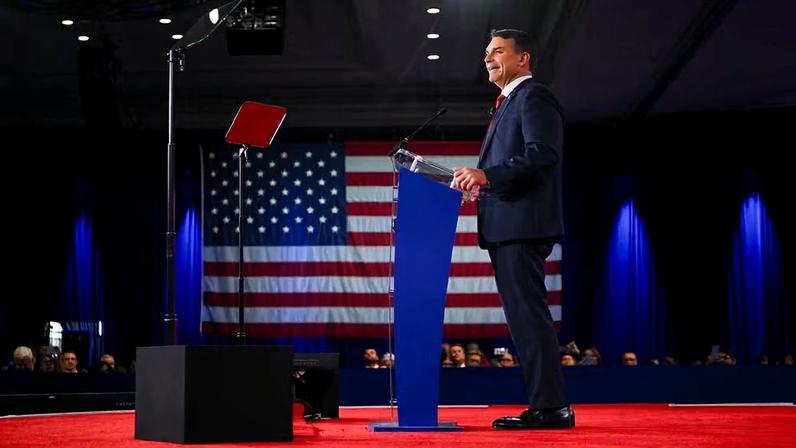 Flávio Bolsonaro discursa em evento conservador realizado no Texas, nos Estados Unidos, neste sábado (28).. — Foto: Callaghan O'Hare/Reuters