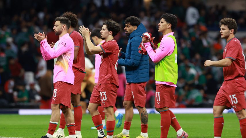 Elenco de Portugal agradece apoio da torcida em amistoso contra o México — Foto: REUTERS/Henry Romero