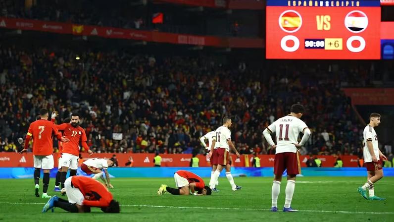 Espanha x Egito tem cantos racistas: 'Quem não pular é muçulmano'