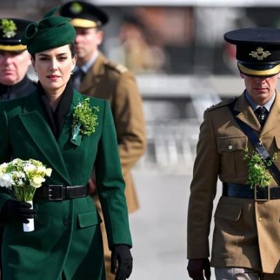 Kate Middleton usa look verde total em Alexander McQueen com trevos