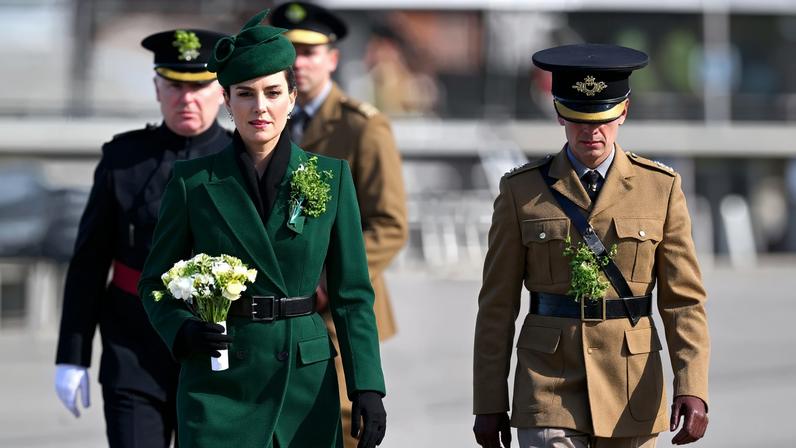 Kate Middleton usa look verde total em Alexander McQueen com trevos
